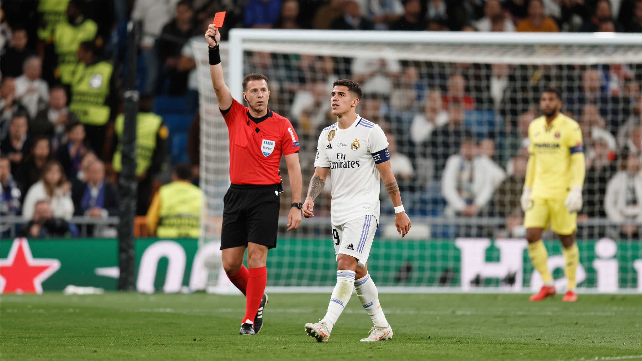 在体育竞技的舞台上，瞬息万变的球场局势总能令观众屏